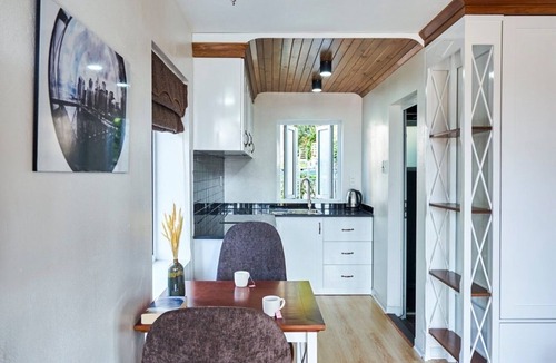 Bai Chay Apartment | Stylish Studio in Peaceful Ha Long Neighborhood – Family-Run