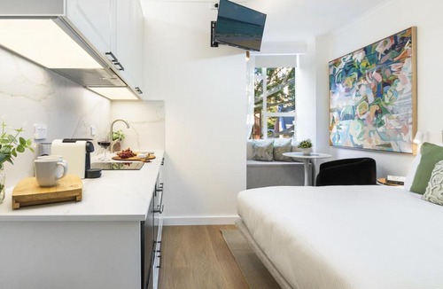 Darling Point Apartment | Stylish Studio with Rooftop Harbour Views