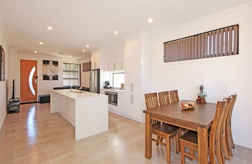 Christie Downs House | ✿Stylish Townhouse; w/King Bed, NBN, Netflix, WIFI