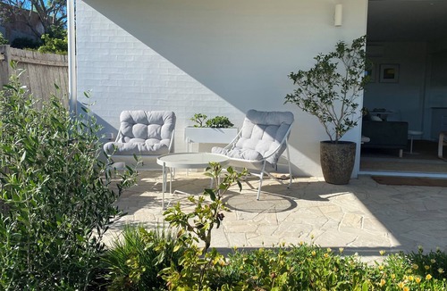 Milton Apartment | Suite Milton - Quiet stylish studio in the heart of town, ideal couples getaway.
