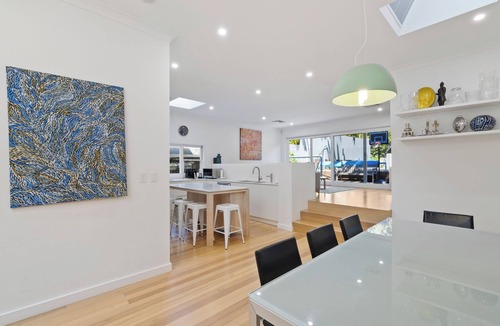 Vaucluse House | Summer Retreat with Pool - Holiday Home 7 beds, 4 bedrooms, near Beaches & Shops