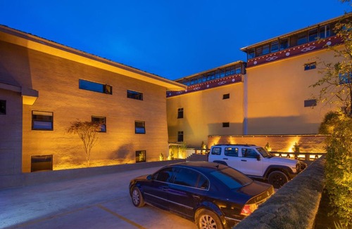 Shangri-La Hotel | Summerless Villa · A Designer Stay Without Summer (Shangri-La Dukezong Ancient Town Branch)
