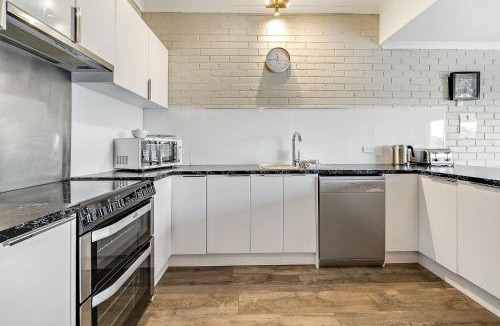 Jindabyne House | Summit 11 - Modern 3BR Apartment l Stunning Lake Views l WiFi l BBQ l Air-Con