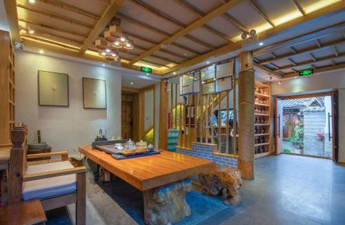 Dayan Old Town Hotel | Sunlit Snow Mountain Z Naxi Ethnic Style Courtyard