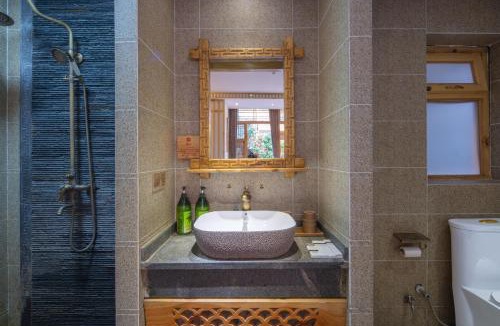 Dayan Old Town Hotel | Sunlit Snow Mountain Z Naxi Ethnic Style Courtyard