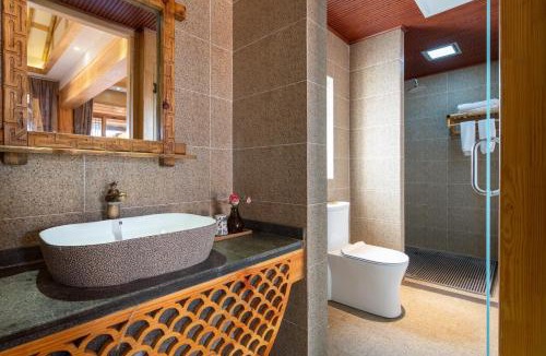 Dayan Old Town Hotel | Sunlit Snow Mountain Z Naxi Ethnic Style Courtyard