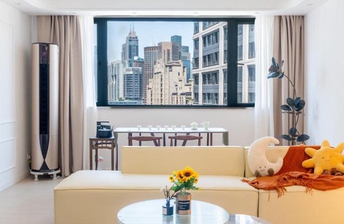 Huangpu Apartment | Sunny Abode-Bund view apartment 300m from Yu Garden Modern luxury 3-bedroom, 2-bathroom residence