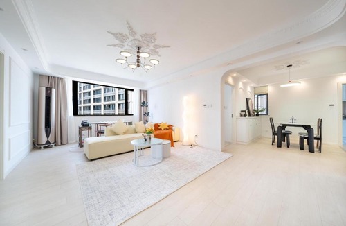 Huangpu Apartment | Sunny Abode-Bund view apartment 300m from Yu Garden Modern luxury 3-bedroom, 2-bathroom residence