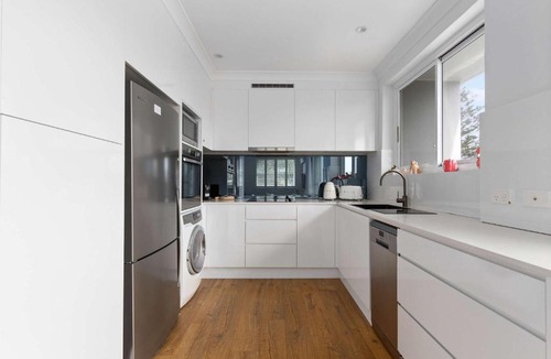 Manly Apartment | Sunny Manly Apartment Steps from Beach & Cafes