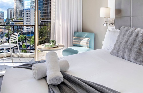Surfers Paradise Hotel | Sunny studio gem 150M to the beach