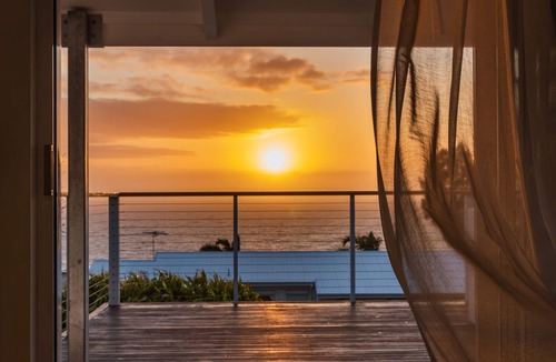 Hallett Cove Villa | Sunset Ocean Deck, Garden BBQ, Fast Wi-Fi, Walk to Beach – Romantic Coastal Stay