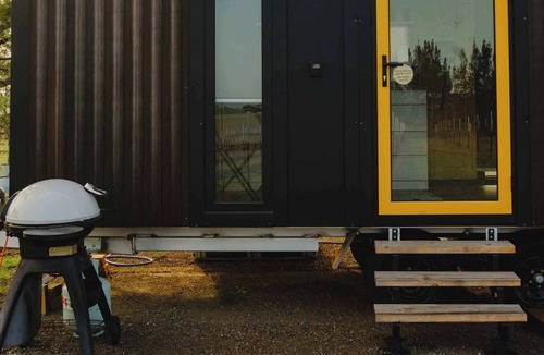 Lovedale Apartment | Sunset Tiny House at Bluebush Estate X by Tiny Away