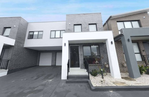 Box Hill House | Superb bnew 4 Bedroom House in Box Hill