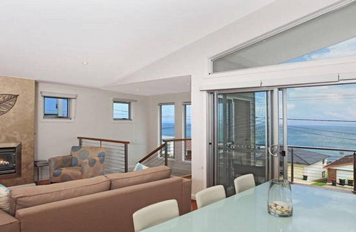 Gerroa House | Surf Mist – contemporary seaside duplex.