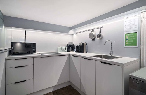 Coogee Apartment | Surfie Pad 10 min walk to Beach and Dining