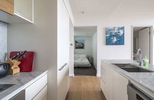 Crows Nest Apartment | Sydney Urban Oasis: Balcony Views and BBQ!