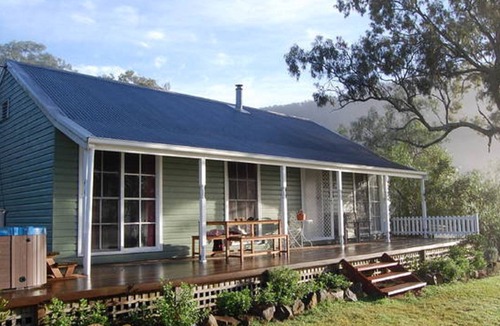 Rosebrook Cottage | t“Romantic Countryside Escape – Cozy Hot Tub & Scenic Views”
