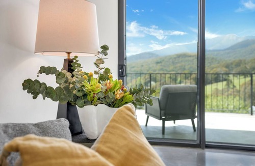 Merrijig House | Tanderra 180 - A luxury Alpine Retreat with breathtaking views Pool - Sleeps 12,
