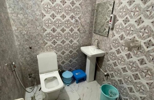 Agra Apartment | Taran Bliss Home stay : Deluxe Double Room (2 Adults + 1 Child)