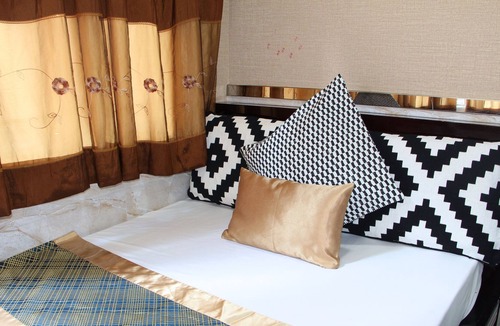 Ferry Point House | Temple street Hotel is a family hotel also good for young solo travelers
