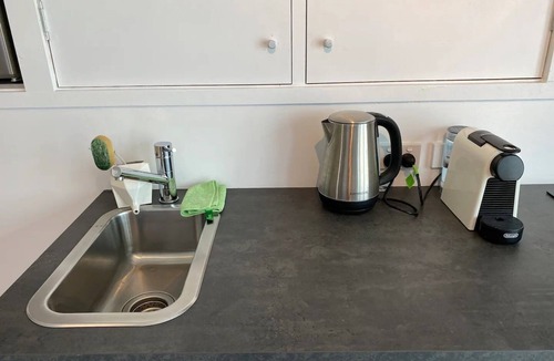 West Hobart Apartment | "The Cave" West Hobart: eco friendly apartment 🌈 🌱 🏳️‍⚧️