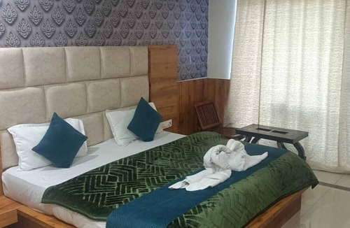 Dharamshala Hotel | The Cedar Vatika Hotel & Restaurant