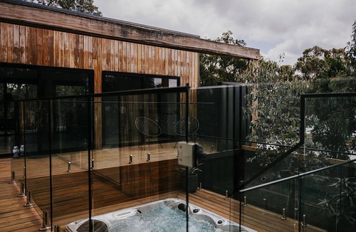 Hepburn House | The Deck ~ Hepburn Springs/Daylesford ~ Spa, Sauna, Home Cinema!