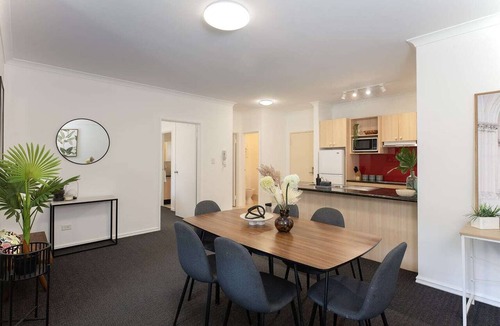 East Perth Apartment | The East Perth Hub: Spacious 2BR with Free Parking
