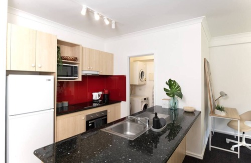 East Perth Apartment | The East Perth Hub: Spacious 2BR with Free Parking