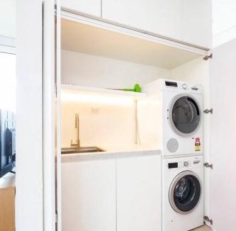 Alexandria Apartment | 'The Fern' Bright Urban Escape near Dining & Shops