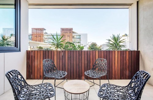Alexandria Apartment | 'The Fern' Light-Filled Urban Retreat near Dining