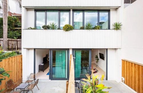 Alexandria Apartment | 'The Fern' Split-level Oasis with Lush Courtyard