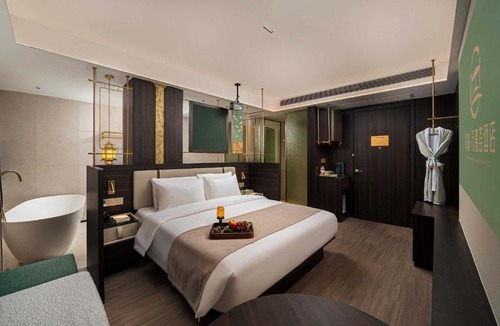 Yuecheng Hotel | The Green Hidden Wanjia Hui Resort Hotel (Shaoxing Lu Xun's Hometown Cangqiao Zhijie Store)