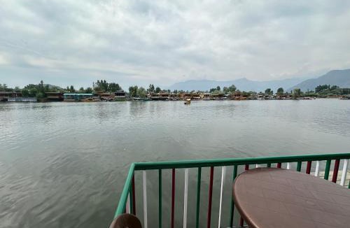 Dal Lake Apartment | The Heritage Safinaa Group Of Houseboats