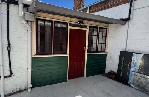 Bathurst House | The Heritage Stay 1860s Cottage Central CBD