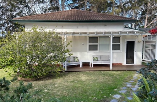 Sanctuary Point House | The Ideal Spot by Book Jervis Bay - Pet Friendly Waterfront with Retro Styling