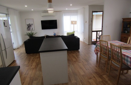 Para Wurlie House | The Lighthouse - lovely 3 bedroom home- Sea glimpses from the back deck!
