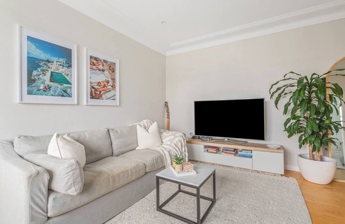 Freshwater Apartment | The Little Lawrence Sunny Village Nook by the Sea