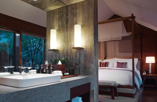 Longyang Hotel | The Lost Stone