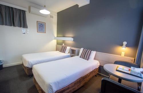 Orange Hotel | The Midcity Motor Lodge
