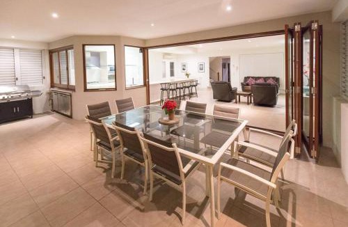 Surfers Paradise House | The Palm - Best Location in Surfers Paradise
