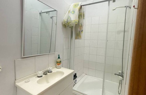 Marrickville Apartment | The Quiet Nook | King Single, Restaurants, Cafes