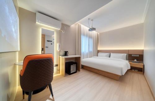 Downtown Hangzhou Hotel | The Screen Hotel Hangzhou East St ation-Zhanongkou Metro