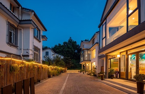 Xihu Hotel | The Tea & Bamboo Retreat A serene homestay offering complimentary bamboo weaving workshops and tea tasting experiences.