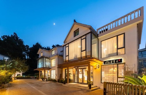 Xihu Hotel | The Tea & Bamboo Retreat A serene homestay offering complimentary bamboo weaving workshops and tea tasting experiences.