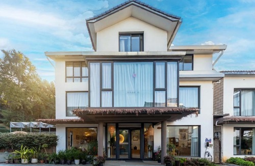 Xihu Hotel | The Tea & Bamboo Retreat A serene homestay offering complimentary bamboo weaving workshops and tea tasting experiences.