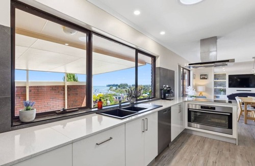 McCracken House | The Views Beach House, Pet friendly, WiFi