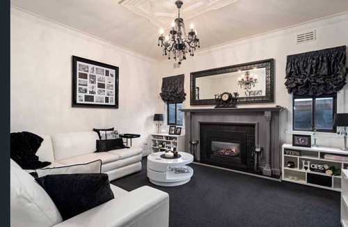 West Albury House | The Weeping Elm - Large and Spacious