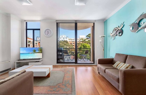 Darling Harbour Apartment | Thriving city location, dining hub near CBD