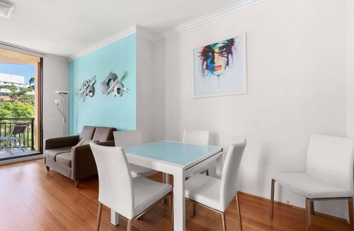 Darling Harbour Apartment | Thriving city location, dining hub near CBD